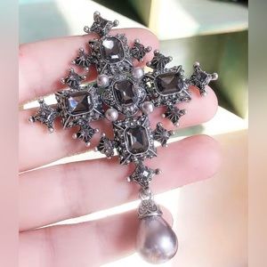 Vintage baroque style glass and pearl brooch